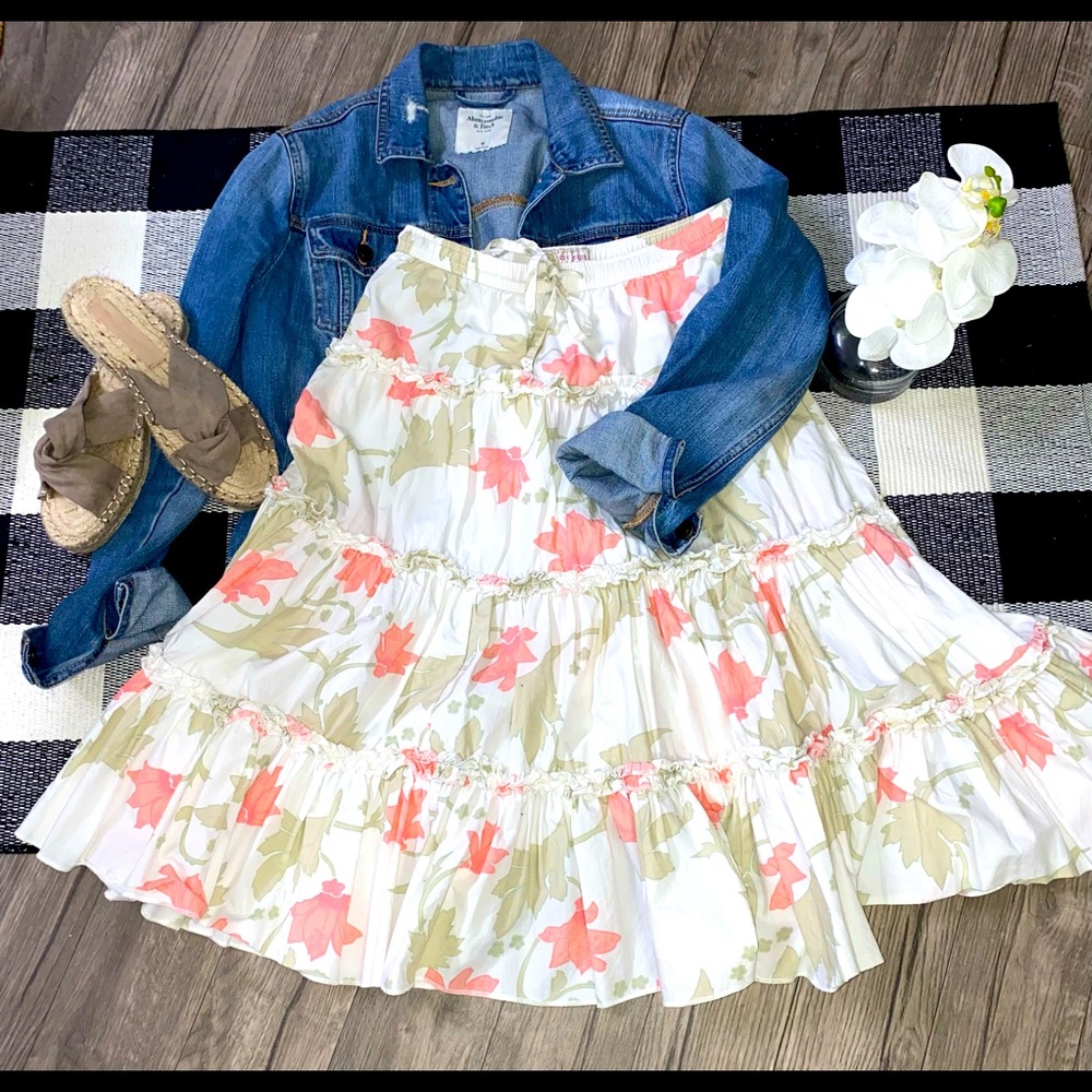 Cute floral vintage midi skirt from Tommy Hilfiger.